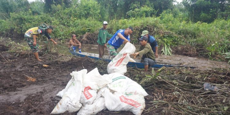 Satgas TMMD Kodim 0426/Tulang Bawang Perjuangkan Pembangunan Talud di Mesuji, Memanfaatkan Perahu sebagai Solusi Logistik