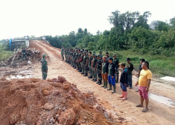 Satgas TMMD Kodim 0426/Tulang Bawang Turunkan Semen untuk Proses Pengecoran Tiang Bak Penampungan Air Bersih