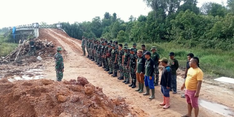 Satgas TMMD Kodim 0426/Tulang Bawang Turunkan Semen untuk Proses Pengecoran Tiang Bak Penampungan Air Bersih