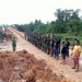 Satgas TMMD Kodim 0426/Tulang Bawang Turunkan Semen untuk Proses Pengecoran Tiang Bak Penampungan Air Bersih