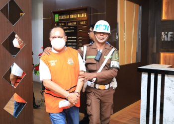 AKHIRNYA MANTAN SEKERTARIAT DAERAH KKT RUBEN MURYELKOSU DAN PETRUS MASELAH RESMI DITAHAN,PETRUS FATLOLON TERANCAM IKUT TERSERET.