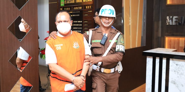 AKHIRNYA MANTAN SEKERTARIAT DAERAH KKT RUBEN MURYELKOSU DAN PETRUS MASELAH RESMI DITAHAN,PETRUS FATLOLON TERANCAM IKUT TERSERET.