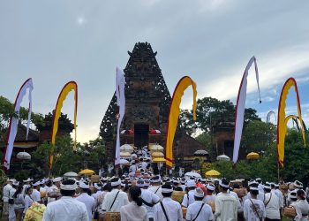 Sembahyang Galungan Di Pura Tri Khayangan Desa Adat Kota Tabanan Pemedek Membludak