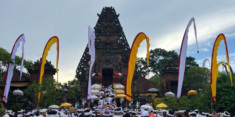 Sembahyang Galungan Di Pura Tri Khayangan Desa Adat Kota Tabanan Pemedek Membludak