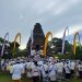 Sembahyang Galungan Di Pura Tri Khayangan Desa Adat Kota Tabanan Pemedek Membludak
