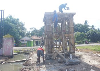 Cuaca Panas Menguji Ketangguhan Satgas TMMD Ke 119 Kodim 0426/Tulang Bawang dalam Pembangunan Penampungan Air Bersih