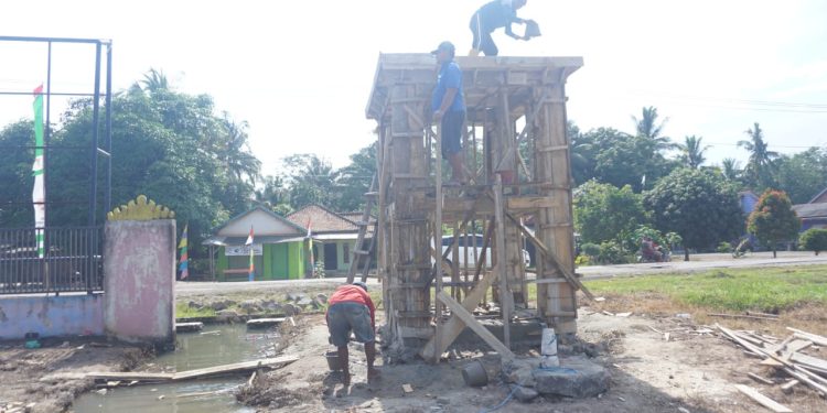 Cuaca Panas Menguji Ketangguhan Satgas TMMD Ke 119 Kodim 0426/Tulang Bawang dalam Pembangunan Penampungan Air Bersih