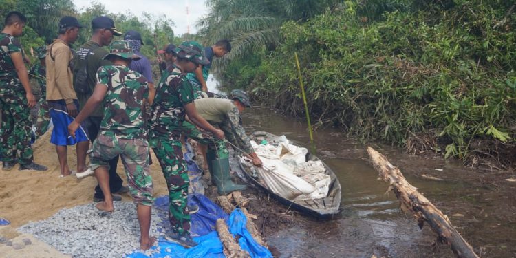 Satgas TMMD Kodim 0426/Tulang Bawang Fokus Pindahkan Material Pembangunan Talud di Desa Sungai Badak
