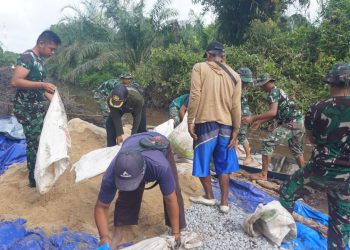 Kendala Akses Jalan, Satgas TMMD Kodim 0426/Tulang Bawang Gunakan Karung untuk Transportasi Batu Pecah Pembangunan Talud