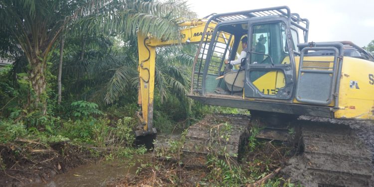 TMMD Kodim 0426/Tulang Bawang, Excavator Buka Jalan Baru Dan Bersihkan aliran Sungai