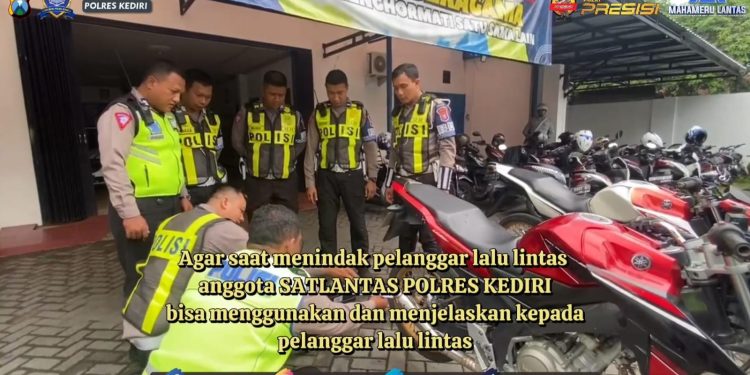 Sat Lantas Polres Kediri Menindak Pelanggar Penggunaan Knalpot Tidak Sesuai Spektek dengan Teknis Menggunakan Sond Level Meter