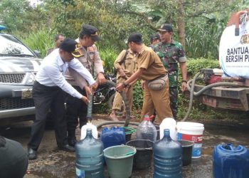 Gelar Baksos Polres Probolinggo Distribusikan Air Bersih Untuk Warga di Lumbang