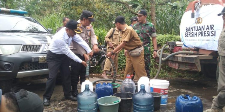 Gelar Baksos Polres Probolinggo Distribusikan Air Bersih Untuk Warga di Lumbang