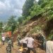 Buka Akses Jalan, Polres Malang Bersama TNI dan Warga Bersihkan Tanah Longsor di Wagir