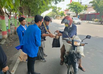 Aksi Mahasiswa Nganjuk Bagikan Sembako dan Makanan Siap Saji Dalam Upaya ‘Cooling Down’ untuk Menjaga Kestabilan Kamtibmas