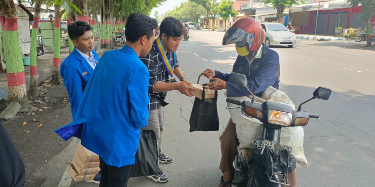 Aksi Mahasiswa Nganjuk Bagikan Sembako dan Makanan Siap Saji Dalam Upaya ‘Cooling Down’ untuk Menjaga Kestabilan Kamtibmas