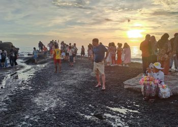 Momentum Umanis Galungan Kunjungan Wisatawan ke DTW Tanah Lot Membludak