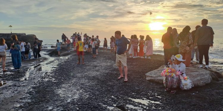Momentum Umanis Galungan Kunjungan Wisatawan ke DTW Tanah Lot Membludak