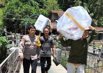 Polisi bersama TNI di Pacitan Tempuh Medan Terjal Demi Amankan Distribusi Logistik Pemilu