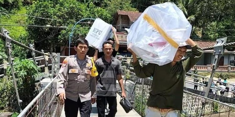 Polisi bersama TNI di Pacitan Tempuh Medan Terjal Demi Amankan Distribusi Logistik Pemilu