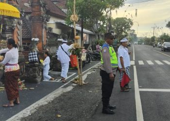 Polres Tabanan Terjunkan Bhabinkamtibmas & Polisi Banjar atensi Giat Persembahyangan Galungan Umat hindu di Wilkum Tabanan