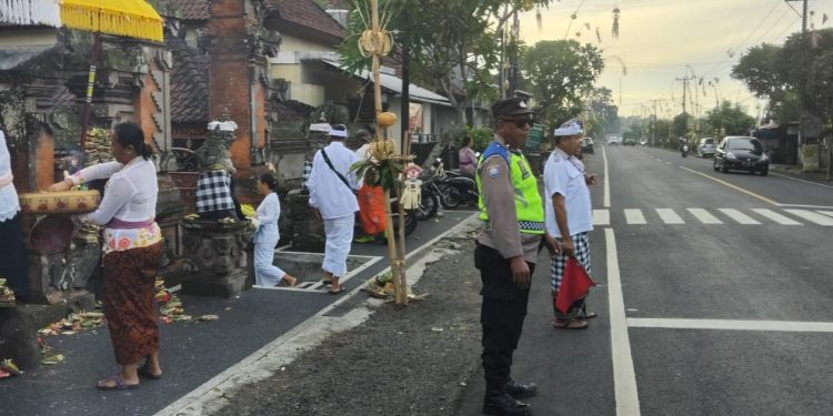 Polres Tabanan Terjunkan Bhabinkamtibmas & Polisi Banjar atensi Giat Persembahyangan Galungan Umat hindu di Wilkum Tabanan