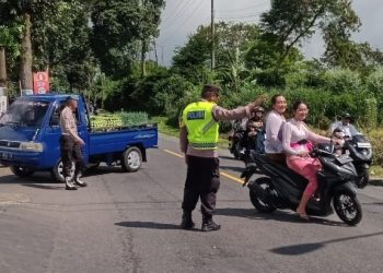Polsek Baturiti Berikan Pelayanan untuk Kamseltibcarlantas pada hari libur umanis Galungan