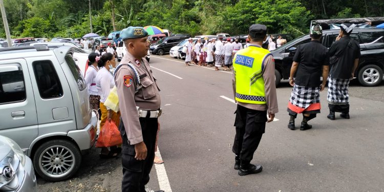 Kapolsek Penebel Pimpin Pengamanan Upacara Pujawali Di Pura Luhur Batukau