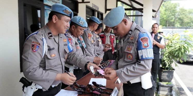Bentuk Pengawasan, Sipropam Polres Jombang Lakukan Pemeriksaan Senpi Secara Berkala