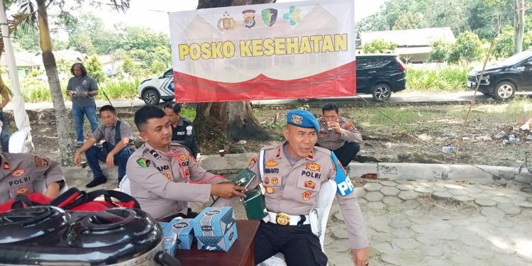 Dokkes Polres Tulang Bawang Barat Periksa Kesehatan Petugas Pengamanan Rapat Pleno KPU.