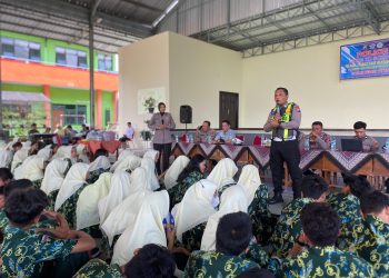 Di Ikuti 1.205 Siswa Dan Siswi SMAN 1 Wates Sat Lantas Polres Kediri Sampaikan Himbauan Kamseltibcar Lantas