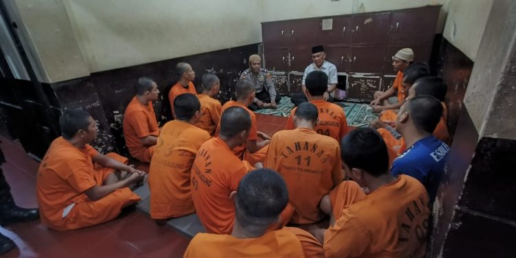 Tingkatkan Keimanan, Polisi Berikan Bimbingan Rohani Kepada Tahanan di Polres Tulungagung