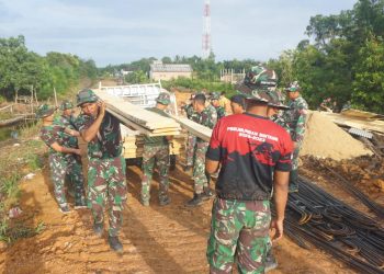 Satgas TMMD Kodim 0426/Tulang Bawang Bergerak Saling Bahu Membahu dalam Pembangunan Talud Mesuji