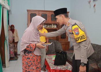 Kapolres Jember Serahkan Santunan untuk Keluarga Anggota KPPS yang Meninggal
