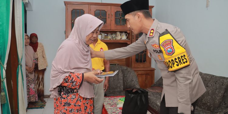 Kapolres Jember Serahkan Santunan untuk Keluarga Anggota KPPS yang Meninggal