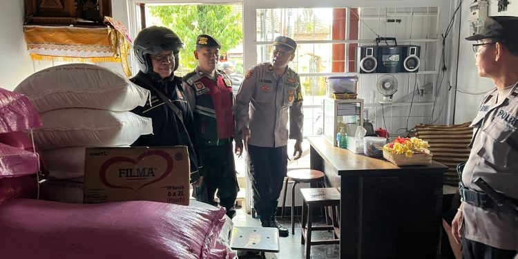 Personil Polsek Tabanan Check Beras Pada Distributor dan Pasar Tradisional