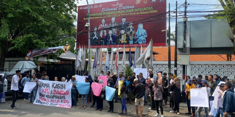 Aliansi Pemuda Peduli Demokrasi Jawa Timur Menggelar Aksi Damai di Depan Kantor KPU, Mendukung dan Mengapresiasi Penyelenggara Pemilu 2024.