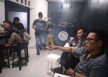 Malam Minggu Nongkrong Di WARKOP PECANDU KOPI Mencari Cahaya Inspirasi Baru