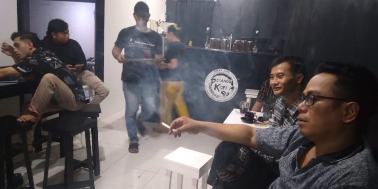 Malam Minggu Nongkrong Di WARKOP PECANDU KOPI Mencari Cahaya Inspirasi Baru
