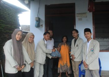 BEM Unipdu Jombang Bagi Sembako untuk Warga