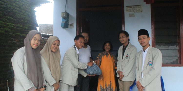 BEM Unipdu Jombang Bagi Sembako untuk Warga