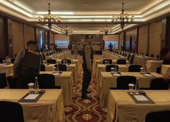 Samapta Polres Tabanan Laksanakan Sterilisasi Ruangan Rapat Pleno Pengjitungan Suara Pemilu 2024 Tingkat Kabupaten