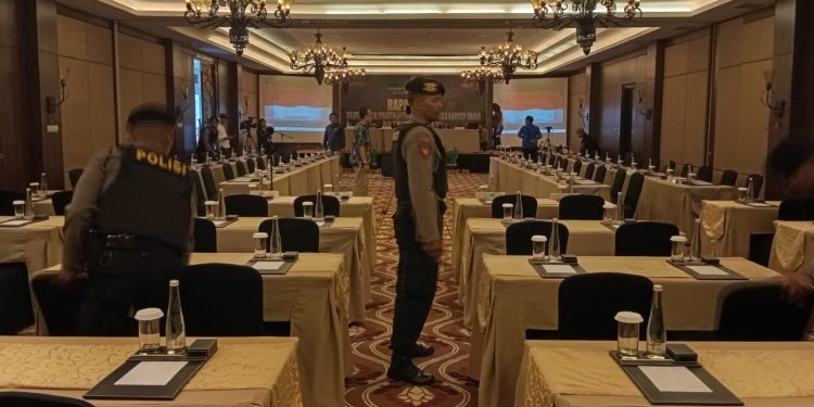 Samapta Polres Tabanan Laksanakan Sterilisasi Ruangan Rapat Pleno Pengjitungan Suara Pemilu 2024 Tingkat Kabupaten