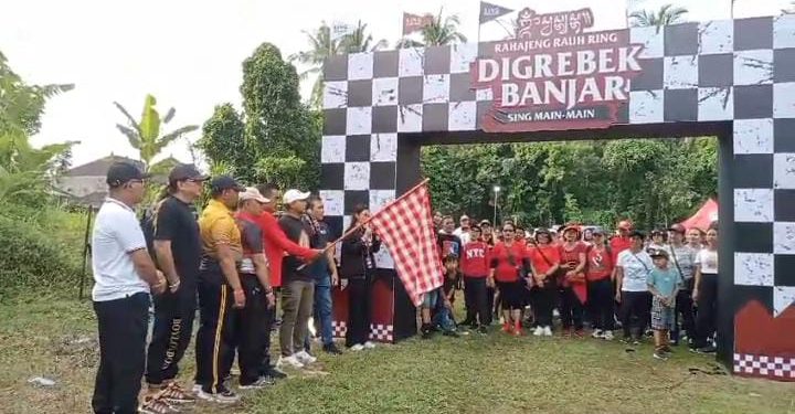Tingkatkan Gairah Wisata Desa Ekonomi Kerakyatan Marga Laksanakan Gerak Jalan Santai Dan Show UMKM