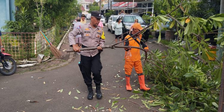 Kerja Bakti Bersama 3 Pilar, Polsek Kalideres Jakarta Barat Bersihkan Lingkungan