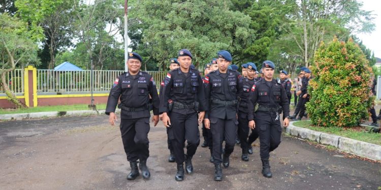 Satgas OMB Kapuas Polda Kalbar Turunkankan 2 SST Pasukan Gabungan Satbrimob Dan Ditsamapta Guna Amankan Rapat Pleno Terbuka Tingkat Kabupaten Kubu Raya
