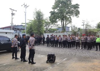 Personil Gabungan Lakukan Pengamanan Sidang Pleno Hasil Rekapitulasi Hasil Penghitungan Perolehan Suara Pemilu 2024 Tingkat Kota Singkawang