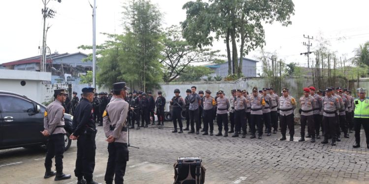 Personil Gabungan Lakukan Pengamanan Sidang Pleno Hasil Rekapitulasi Hasil Penghitungan Perolehan Suara Pemilu 2024 Tingkat Kota Singkawang