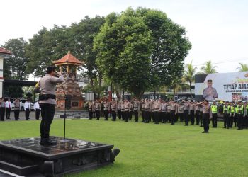 Kapolres Tabanan Beri Penghargaan dan Kenaikan Pangkat Pengabdian Saat Apel Jam Pimpinan