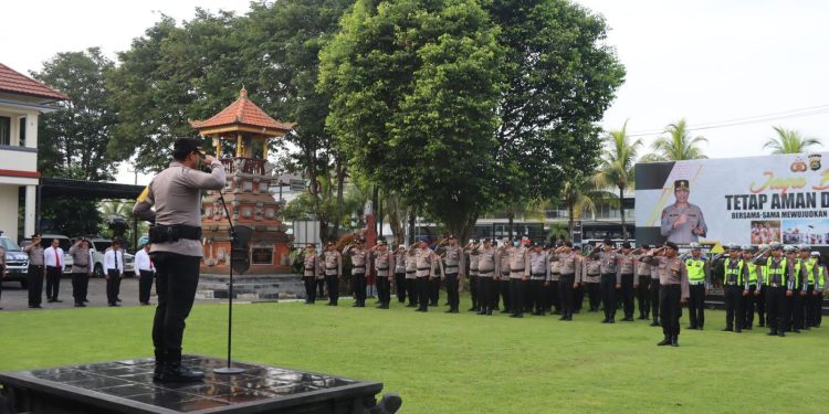 Kapolres Tabanan Beri Penghargaan dan Kenaikan Pangkat Pengabdian Saat Apel Jam Pimpinan